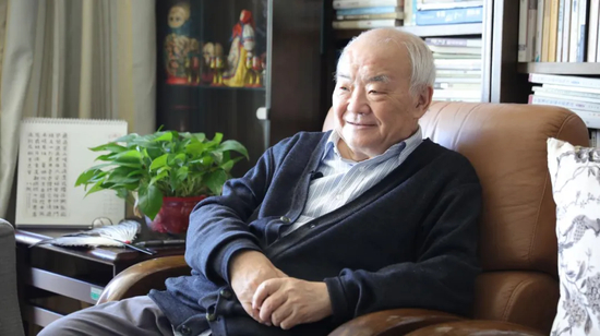 86岁的现代文学学者、北京大学中文系资深教授钱理群，入住泰康之家·燕园近10年，著书20余本，撰写超500万字