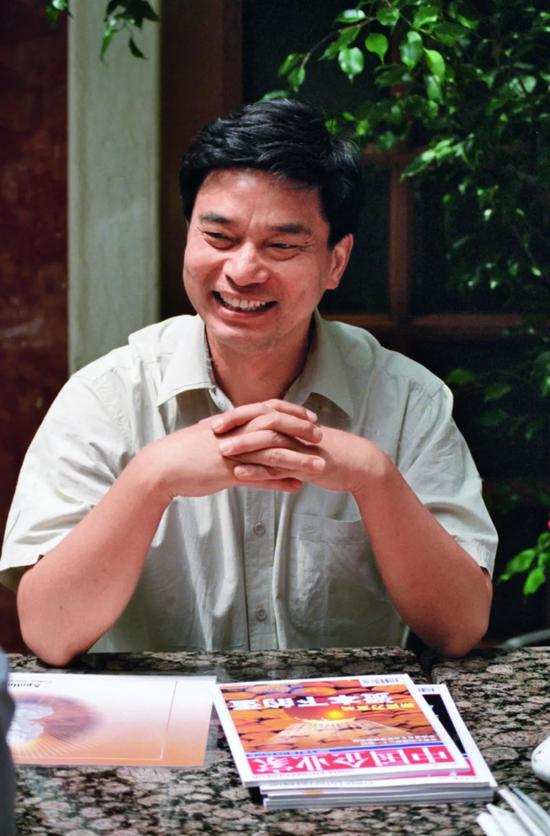 《中国企业家》杂志一直关注新希望的发展，图为2000年左右，本刊采访刘永好现场。&nbsp;来源：中企图库