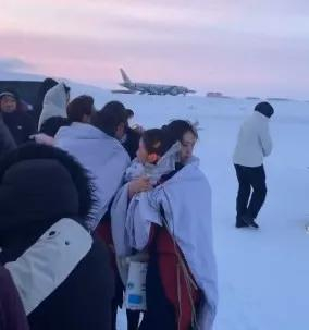 国航空姐冰雪中抱团取暖