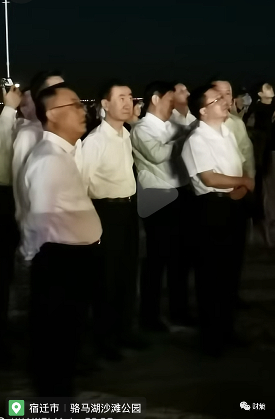 9月8日晚王健林在宿迁观赏烟花 &nbsp;图源网络