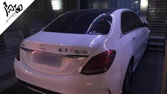 停在酒店楼下的“失控”奔驰车&nbsp;这天夜里被车主薛先生悄悄移走