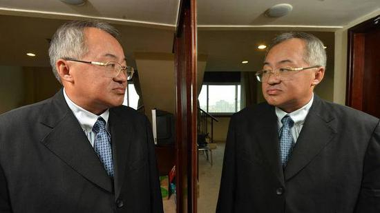 本文头图：2012年09月14日，格林柯尔系创始人、前科龙电器董事局主席顾雏军在北京北四环安徽大厦召开记者会，会前他凝视镜中的自己。©视觉中国