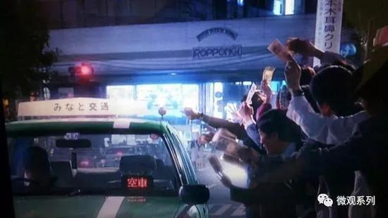 大街上挥舞万元大钞，拦招出租的日本人