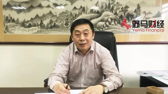 （上图为胡宜东在办公桌前）