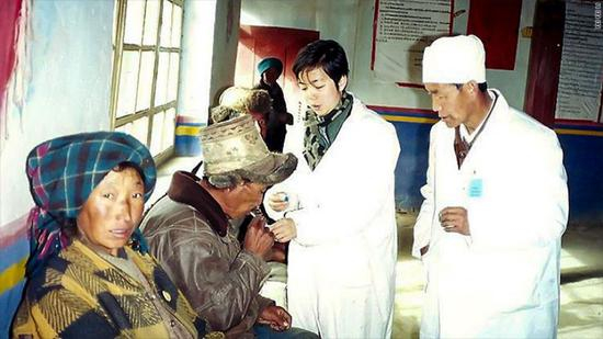 李飞飞在西藏学医 图片来源：CNN （李飞飞供图）
