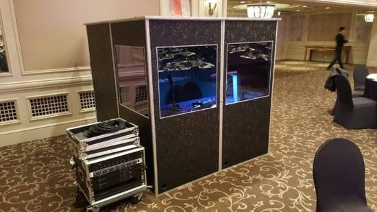 和会场彻底隔绝开的同传箱