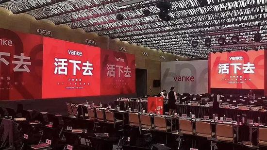 为了不被看穿财政赤字的窘迫，只会偷偷关灯吃面，哪里会大声喊穷。