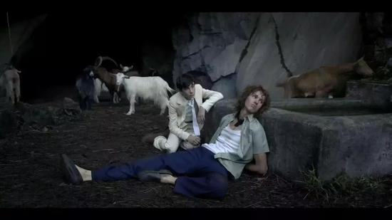 ▲摊上这么个高冷的爷，小盖提必然是崩溃的