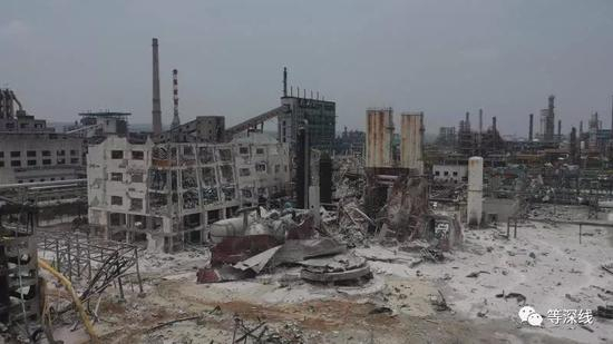 义马气化厂爆炸核心区域航拍景象。&nbsp; （文中航拍图均为《等深线》记者 程维 &nbsp;摄影）