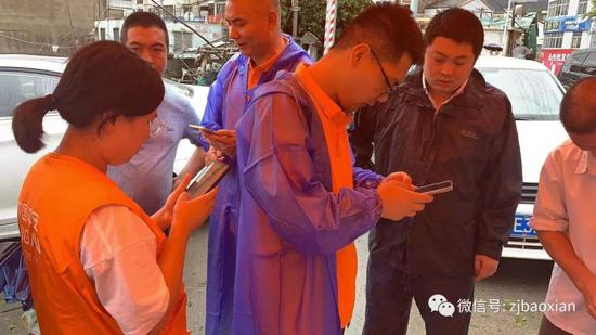 温州平安产险员工在乐清市005县道上引导客户线上报案