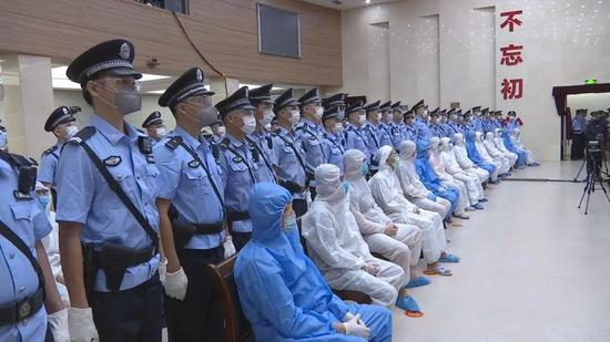 　·黄鸿发团伙在二审现场