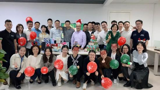图为青果科技的员工合影