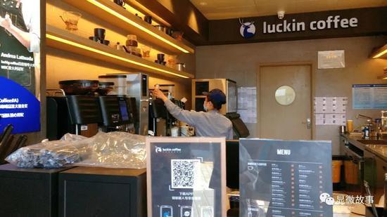 在门店工作的咖啡师 （受访者提供）