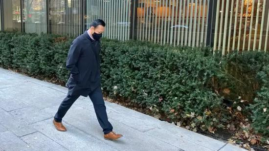  （图注：一号证人皇家骑警温斯顿·耶普Winston Yep前往法院）