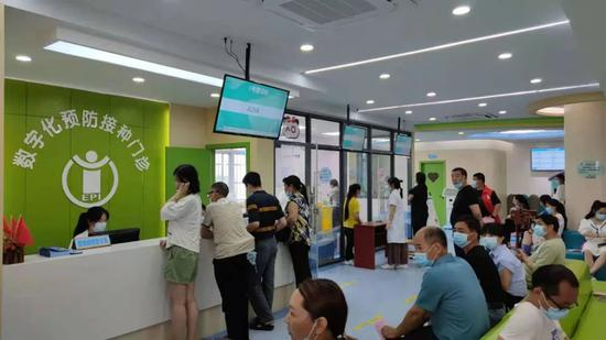 沙县高桥镇卫生院里，居民等待接种新冠疫苗。本刊研究员 海若镜 摄