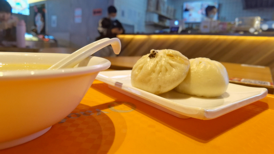 毛大庆包子铺出品的包子和小米粥 每经记者 韩阳 摄