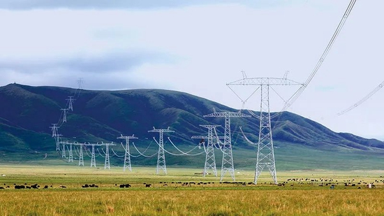 ▲ 青海省黄南藏族自治州河南蒙古族自治县的青豫特高压直流工程（2021年6月17日摄）&nbsp; &nbsp;谢莉蓉摄/本刊