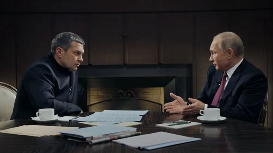 · 索洛维约夫（左）采访普京。