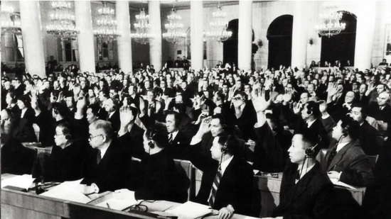 △1952年，莫斯科国际经济会议在莫斯科工会大厦圆柱厅举办