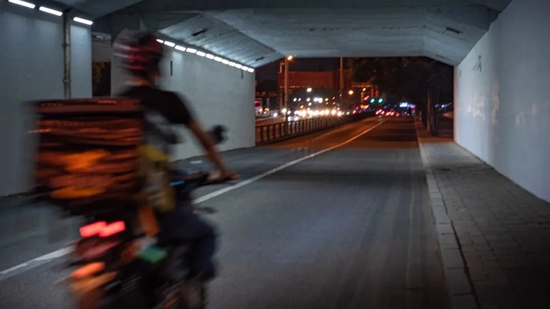 深夜的城市街头上，还能看到外卖小哥忙碌的身影