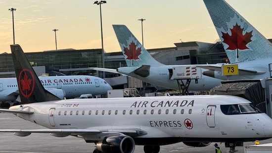 2024 年 4 月 2 日，在加拿大魁北克省多尔瓦尔的蒙特利尔皮埃尔・埃利奥特・特鲁多国际机场，停机坪上可以看到加拿大航空公司的飞机。