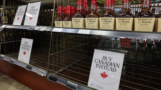 2025 年 2 月 2 日，在加拿大不列颠哥伦比亚省温哥华的一家酒类商店里，美国排名前五的酒类品牌被撤下货架，货架上空空如也，上面挂着 “改买加拿大货” 的标志，这是对美国总统唐纳德・特朗普对加拿大商品征收 25% 关税的回应之一。