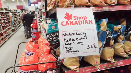 2025 年 3 月 4 日，在加拿大不列颠哥伦比亚省温哥华的一家超市入口处，可以看到一个 “购买加拿大货” 的标志。