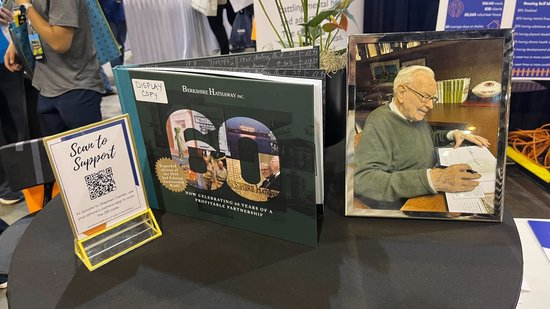 2025 年 5 月 2 日，在内布拉斯加州奥马哈举行的伯克希尔・哈撒韦公司年度股东大会上展示的伯克希尔・哈撒韦 60 周年纪念册。