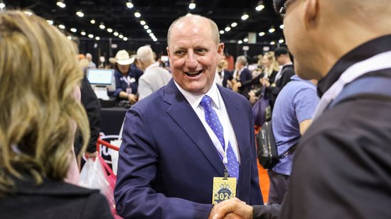 2024 年 5 月 3 日，在美国内布拉斯加州奥马哈举行的伯克希尔・哈撒韦公司年度股东大会期间，负责监督伯克希尔・哈撒韦非保险业务的副董事长格雷戈里・阿贝尔在展厅与股东见面。