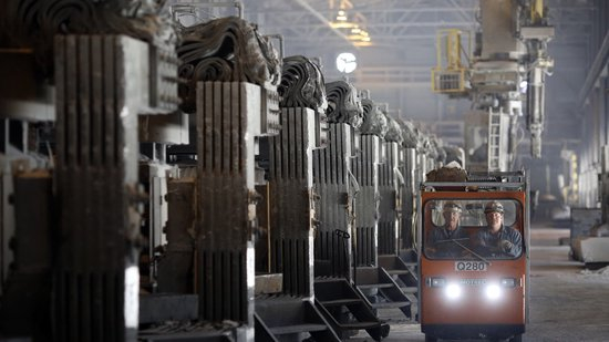 2017 年 5 月 10 日（周三），世纪铝业公司位于肯塔基州霍斯维尔的工厂，工厂工人沿着铝电解槽生产线行驶。