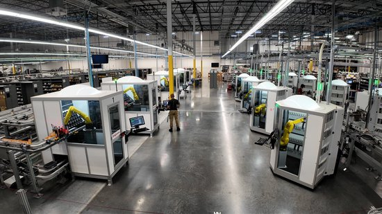 在一个帮助配药数千份处方的沃尔格林微型履约中心内部。