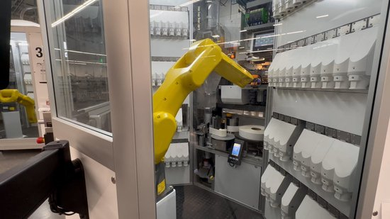 机械臂在沃尔格林微型履约中心配药。
