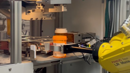 一个机械臂在沃尔格林微型履约中心填充处方瓶。