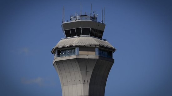 2025 年 5 月 7 日，新泽西州纽瓦克自由国际机场的美国联邦航空管理局空中交通管制塔。