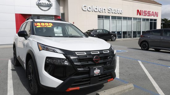 2025 年 3 月 26 日，一辆崭新的日产汽车展示在加利福尼亚州科尔马的金州日产的销售场地上。