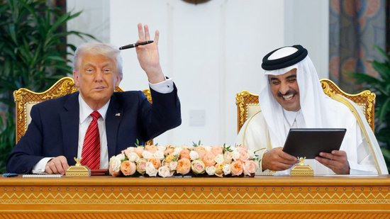 2025 年 5 月 14 日，美国总统唐纳德・特朗普与卡塔尔埃米尔塔米姆・本・哈马德・阿勒萨尼在卡塔尔多哈会晤。