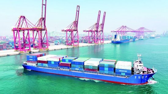 5月20日，在山东港口日照港集装箱码头，满载集装箱的船舶驶离港口。 新华社图