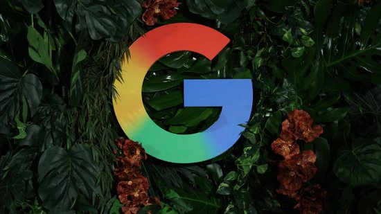 德国柏林，2025 年 11 月 11 日：谷歌官宣在德史上最大规模投资当日，现场展示出谷歌品牌标识。据悉，谷歌将在德国黑森州斥资 55 亿欧元，兴建全新的大型数据中心园区。