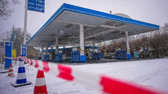 2026 年 1 月 3 日，柏林，一座因停电而歇业的加油站，其入口道路已被封锁。电缆桥起火后，柏林西南部地区 5 万户家庭、2000 家商铺陷入停电。