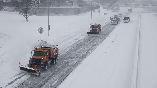 艾奥瓦州得梅因 ——2024 年 1 月 12 日，冬季风暴 “格里” 裹挟着数英寸降雪与强风席卷当地，清雪车正在 235 号州际公路约翰・麦克维卡高速公路段开展除雪作业。2024 年总统选举首轮初选 —— 艾奥瓦州党团会议召开前夕，共和党总统候选人纷纷推迟或取消了在该州的多项竞选活动。