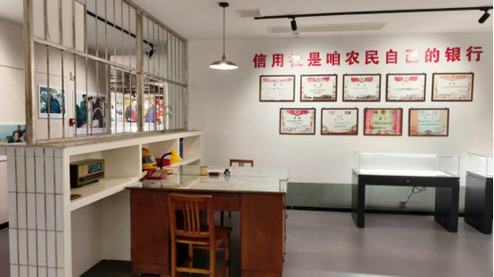 ↑陕西农信党性教育基地（渭南）马百党事迹陈列馆里复原了马百党当年办公场景。