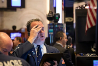 美股齐跌！金融股、软件股跌惨了！标普500抹去年内涨幅