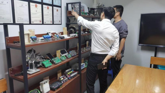 ▲福清分行营业部工作人员上门对接企业经营融资需求