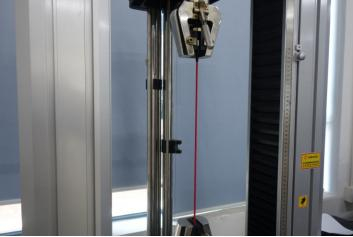 使用材料试验机进行抗拉强度测试