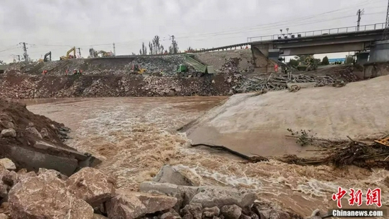  受强降雨影响被冲毁路基的南同蒲铁路抢修现场。张云 摄