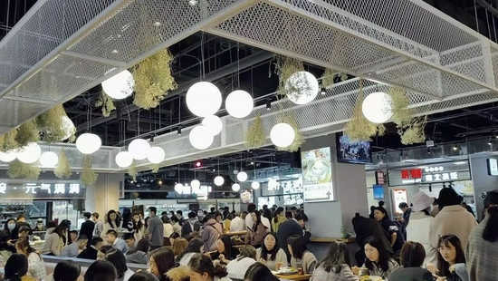 　包子铺所在的美食广场 每经记者 王佳飞 摄