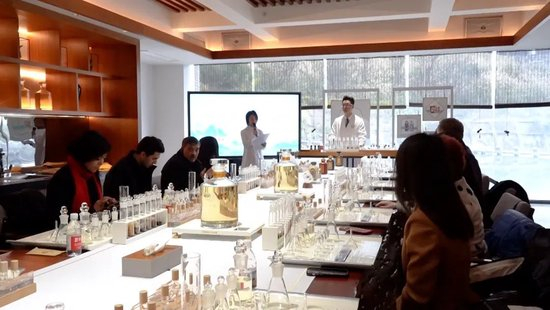 驻华使节团一行在郎酒庄园·金樽堡体验郎酒勾调