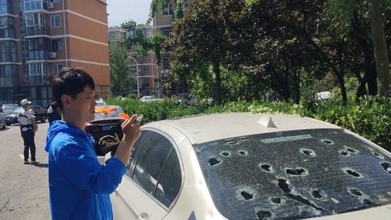 太保产险北京分公司理赔人员在海淀区田村路某小区查勘受损车辆