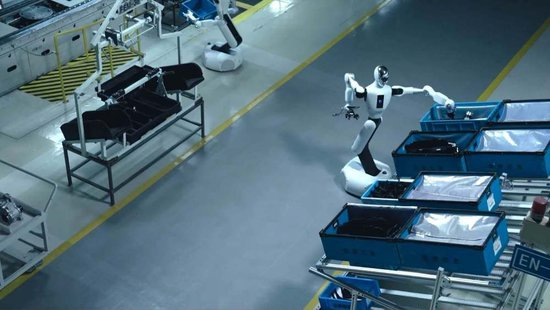 银河通用机器人Galbot 在工厂中进行零件分拣工作