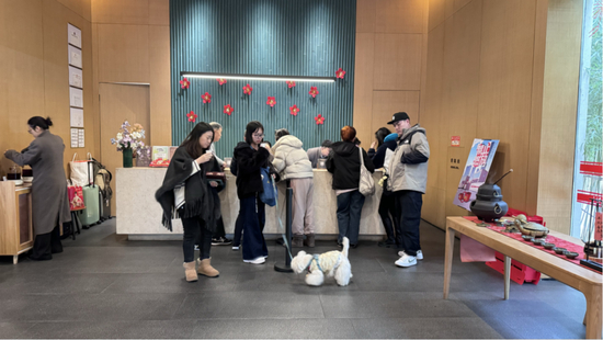 2月16日除夕，携带宠物的客人在长兴花间堂前台办理入住。摄影：杨立赟
